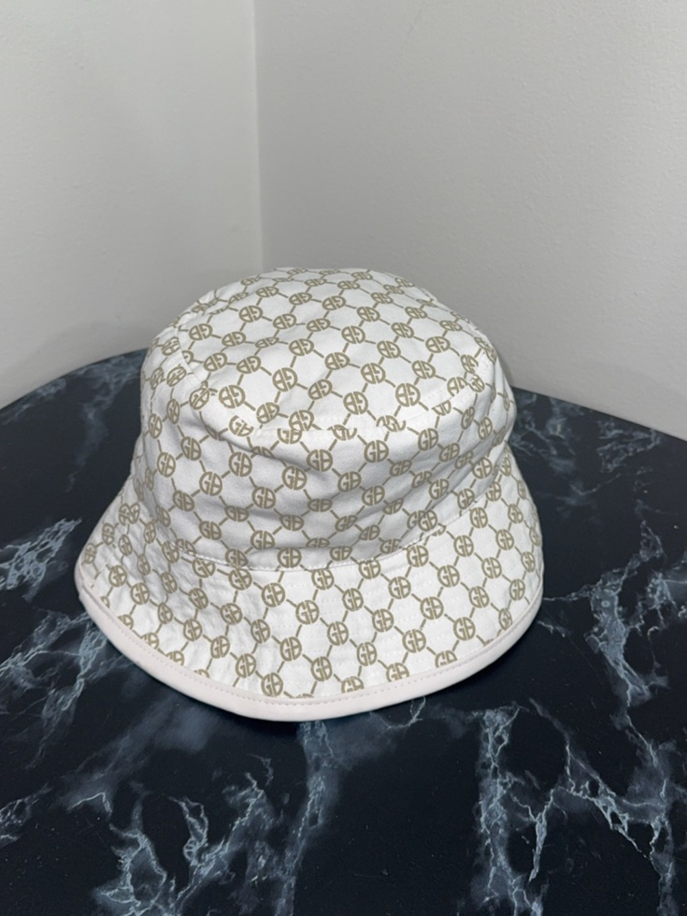 Giani Bernini White Monogram Summer Bucket Hat AUTHENTIC ONE SIZE - Picture 3 of 4